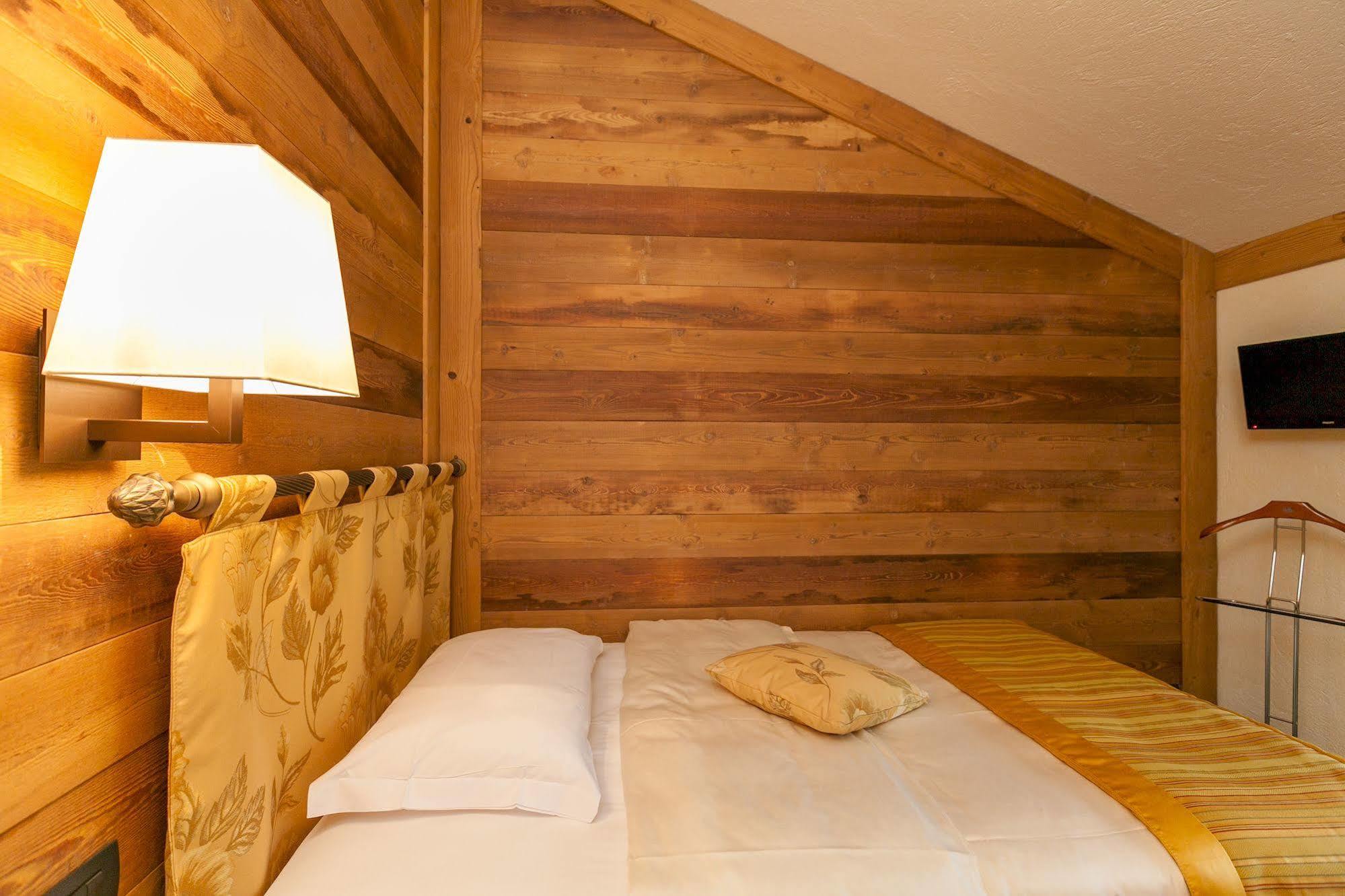 Hotel Lo Scoiattolo Courmayeur Zewnętrze zdjęcie